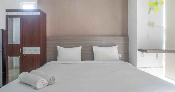 Bedroom Modern Minimalist Studio Room Apartment at Taman Melati By Travelio