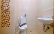 Toilet Kamar 6 Comfy and Strategic Studio at Dave Apartment By Travelio