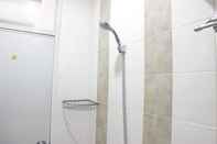 Toilet Kamar Spacious 1BR at Apartment The Edge Bandung By Travelio