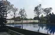 Swimming Pool 5 Cozy Studio at Apartment The Edge Bandung By Travelio