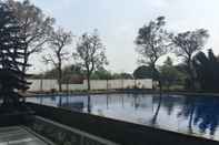 Swimming Pool Cozy Studio at Apartment The Edge Bandung By Travelio