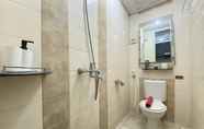 In-room Bathroom 6 Comfortable 2BR at Apartment The Edge Cimahi By Travelio