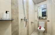 Toilet Kamar 6 Comfortable 2BR at Apartment The Edge Cimahi By Travelio