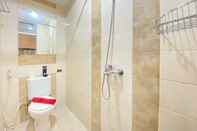 Toilet Kamar Comfortable 2BR Apartment at The Edge Bandung By Travelio