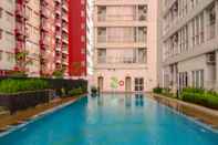 Swimming Pool Cozy Stay Studio at Taman Melati Margonda Apartment By Travelio