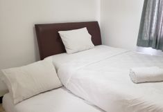 침실 2 Comfort Living 3BR with Pool View at Apartment Mediterania Palace Residences By Travelio