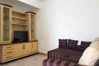 Common Space Comfort Living 3BR with Pool View at Apartment Mediterania Palace Residences By Travelio