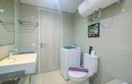 In-room Bathroom 6 Tranquil Studio Room at Azalea Apartment By Travelio