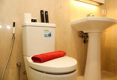 Bilik Mandi dalam Bilik 6 Comfy 2BR + Study Room at Sudirman Suites Apartment By Travelio Premium