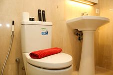 Bilik Mandi dalam Bilik Comfy 2BR + Study Room at Sudirman Suites Apartment By Travelio Premium