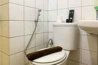 Toilet Kamar Cozy and Warm Studio No Kitchen at Kebagusan City Apartment By Travelio