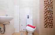 Toilet Kamar 6 Comfort Studio Room Apartment at Dave By Travelio