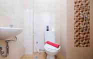 In-room Bathroom 6 Comfort Studio Room Apartment at Dave By Travelio