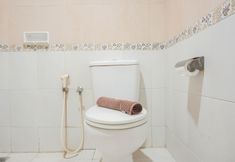 In-room Bathroom 5 Comfort Living 1BR Apartment at The Boulevard By Travelio