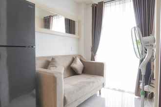 Ruang untuk Umum 4 Warm and Comfort 2BR at Parkland Avenue Apartment By Travelio