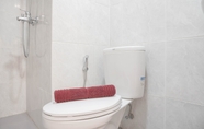 Toilet Kamar 6 Warm and Comfort 2BR at Parkland Avenue Apartment By Travelio