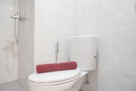 Toilet Kamar Warm and Comfort 2BR at Parkland Avenue Apartment By Travelio