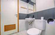 Toilet Kamar 7 Comfort Nice 2BR at Cinere Bellevue Suites Apartment By Travelio