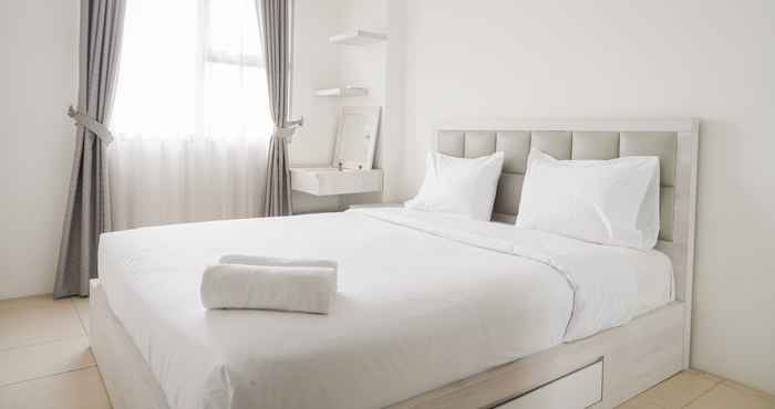 Kamar Tidur Homey and Minimalist 1BR at Belmont Residence Puri Apartment By Travelio