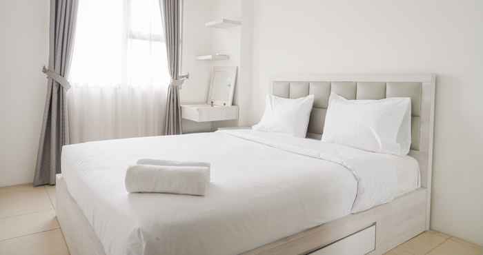 Bilik Tidur Homey and Minimalist 1BR at Belmont Residence Puri Apartment By Travelio