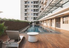Hồ bơi 6 Comfort and Nice Studio Apartment at Belmont Residence Puri By Travelio