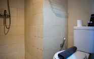 Toilet Kamar 5 Comfort and Nice Studio Apartment at Belmont Residence Puri By Travelio