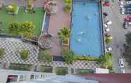 Kolam Renang 7 Cozy and Nice Studio at Vida View Makassar Apartment By Travelio