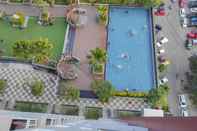 Swimming Pool Cozy and Nice Studio at Vida View Makassar Apartment By Travelio