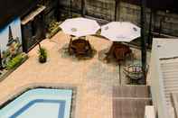 Swimming Pool Cozy Studio at Apartment Metropark Condominium Jabebeka By Travelio