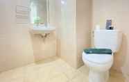 Toilet Kamar 4 Modern Look 1BR Apartment near UNPAR at Parahyangan Residence By Travelio