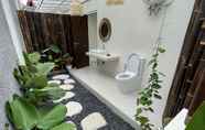 In-room Bathroom 6 Villa Kanjeng Heritage Home Jogja