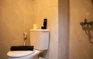 In-room Bathroom 5 Classic and Modern 1BR at Evenciio Apartment By Travelio