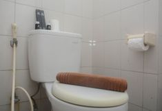 Toilet Kamar 6 Studio Homey Living at Signature Park Grande Apartment By Travelio