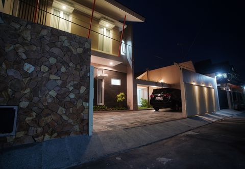 Bangunan V Living 4 Bed Room House