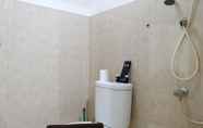 In-room Bathroom 6 Elegant and Nice 2BR at 29th Floor Green Bay Pluit Apartment By Travelio