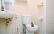 In-room Bathroom 4 Minimalist and Warm 1BR at Signature Park Grande Apartment By Travelio