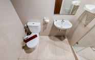 In-room Bathroom 4 Comfort and Nice 1BR Apartment at M-Town Signature By Travelio