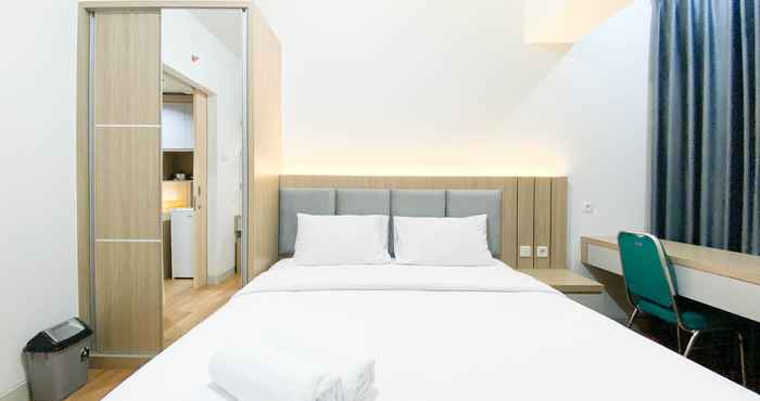 Kamar Tidur Cozy Stay and Comfort 1BR at The Alton Apartment By Travelio