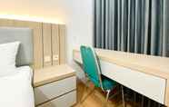 Ruang untuk Umum 2 Cozy Stay and Comfort 1BR at The Alton Apartment By Travelio