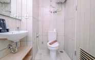 Toilet Kamar 5 Cozy Studio Room Apartment at Grand Kamala Lagoon By Travelio