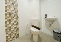 In-room Bathroom 5 Fully Furnished 1BR at The Alton Apartment By Travelio