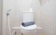 Toilet Kamar 6 Tidy and Warm Studio at Cinere Resort Apartment By Travelio