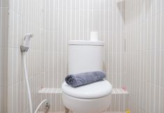 In-room Bathroom 6 Tidy and Warm Studio at Cinere Resort Apartment By Travelio