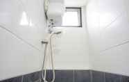 Toilet Kamar 5 Tidy and Cozy 1BR at Kebagusan City Apartment By Travelio