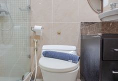 Toilet Kamar 6 Homey and Spacious 2BR at Nuansa Hijau Pondok Indah Apartment By Travelio
