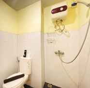 Toilet Kamar 4 Modern Studio Room at Emerald Towers Bandung Apartment By Travelio