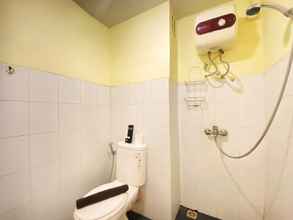 Toilet Kamar 4 Modern Studio Room at Emerald Towers Bandung Apartment By Travelio