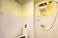 Toilet Kamar Modern Studio Room at Emerald Towers Bandung Apartment By Travelio