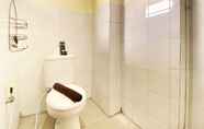 Toilet Kamar 5 2BR Spacious at Gateway Ahmad Yani Cicadas Apartment By Travelio