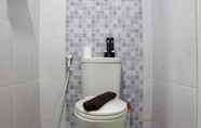 Toilet Kamar 5 Cozy Living Studio at High Floor Tokyo Riverside PIK 2 Apartment By Travelio